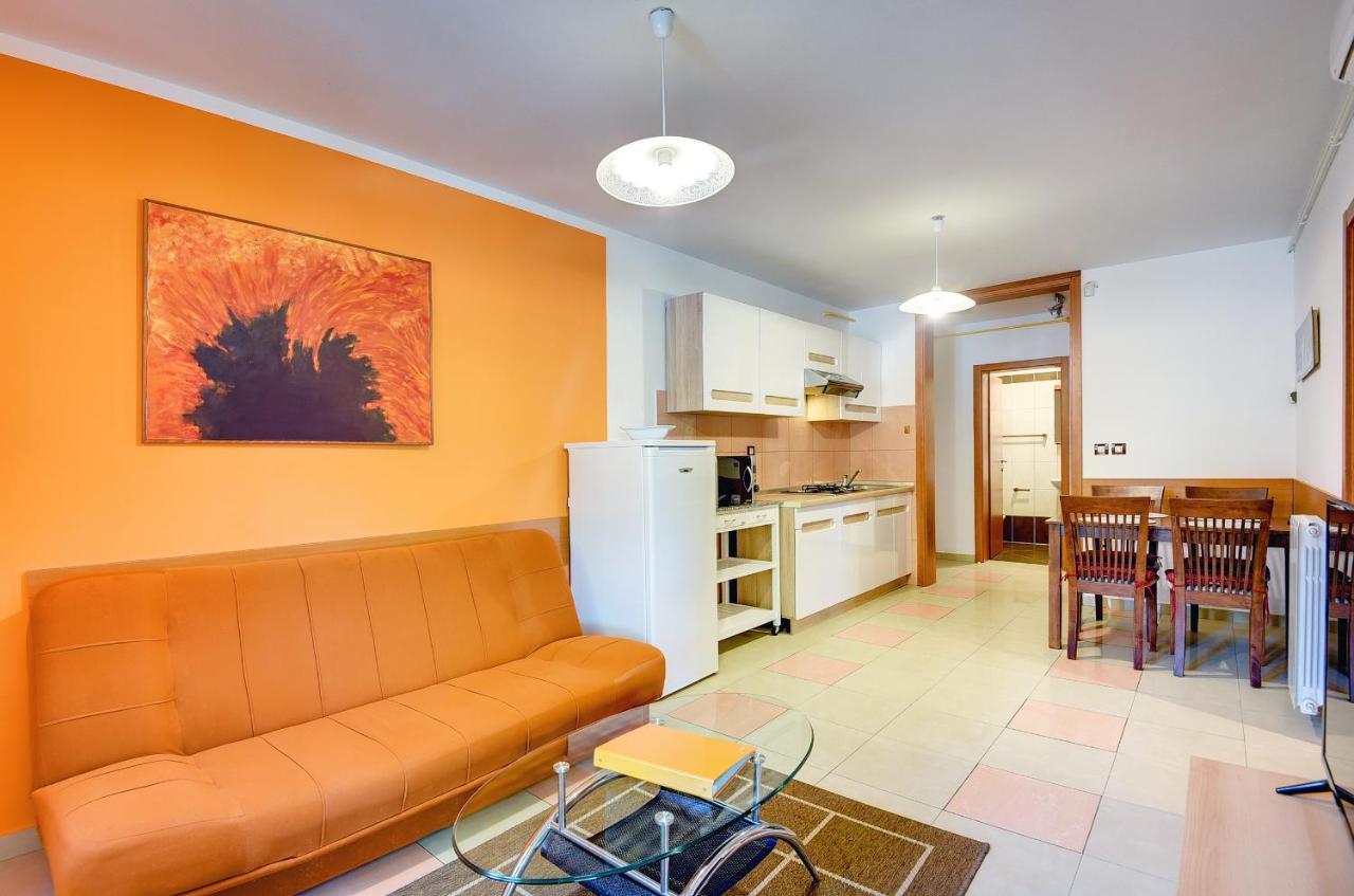 Apartments Universe Пула Екстер'єр фото