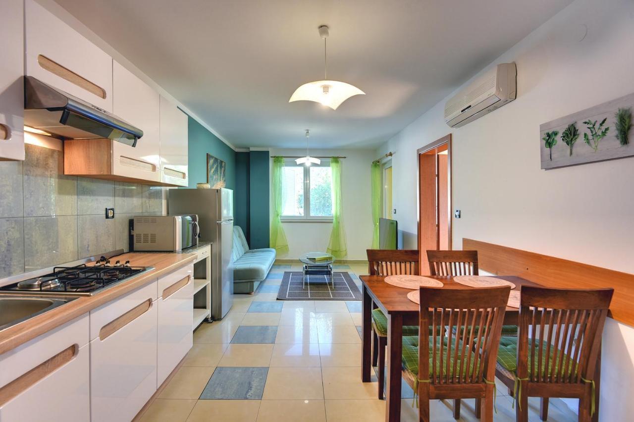 Apartments Universe Пула Екстер'єр фото