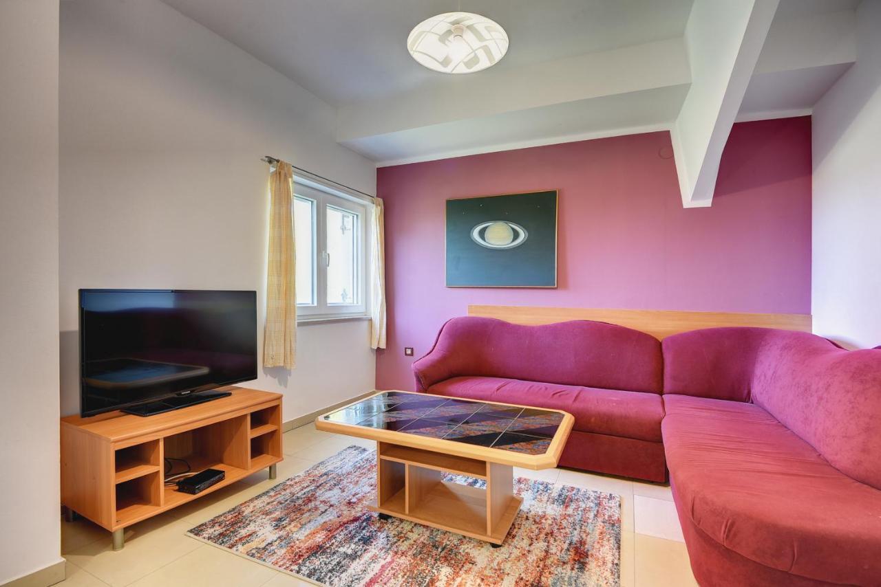 Apartments Universe Пула Екстер'єр фото