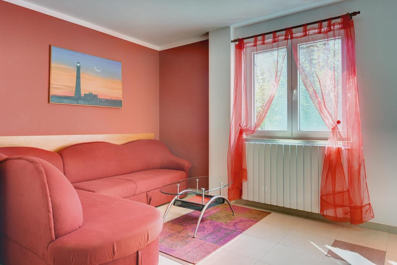 Apartments Universe Пула Екстер'єр фото