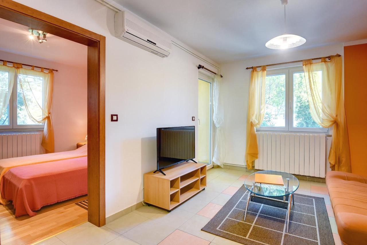 Apartments Universe Пула Екстер'єр фото