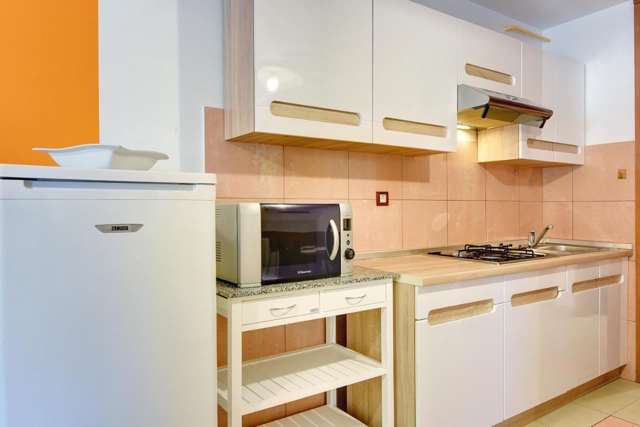 Apartments Universe Пула Екстер'єр фото