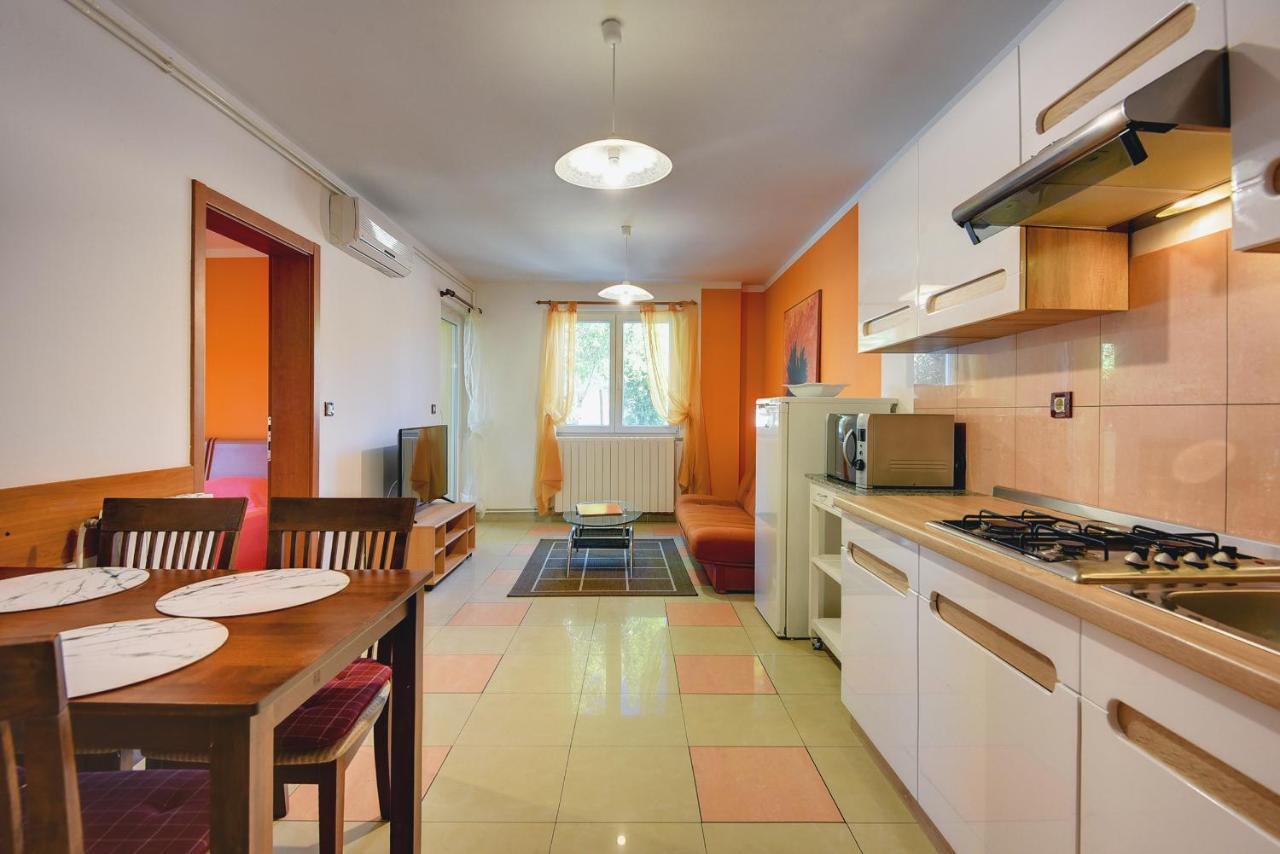 Apartments Universe Пула Екстер'єр фото