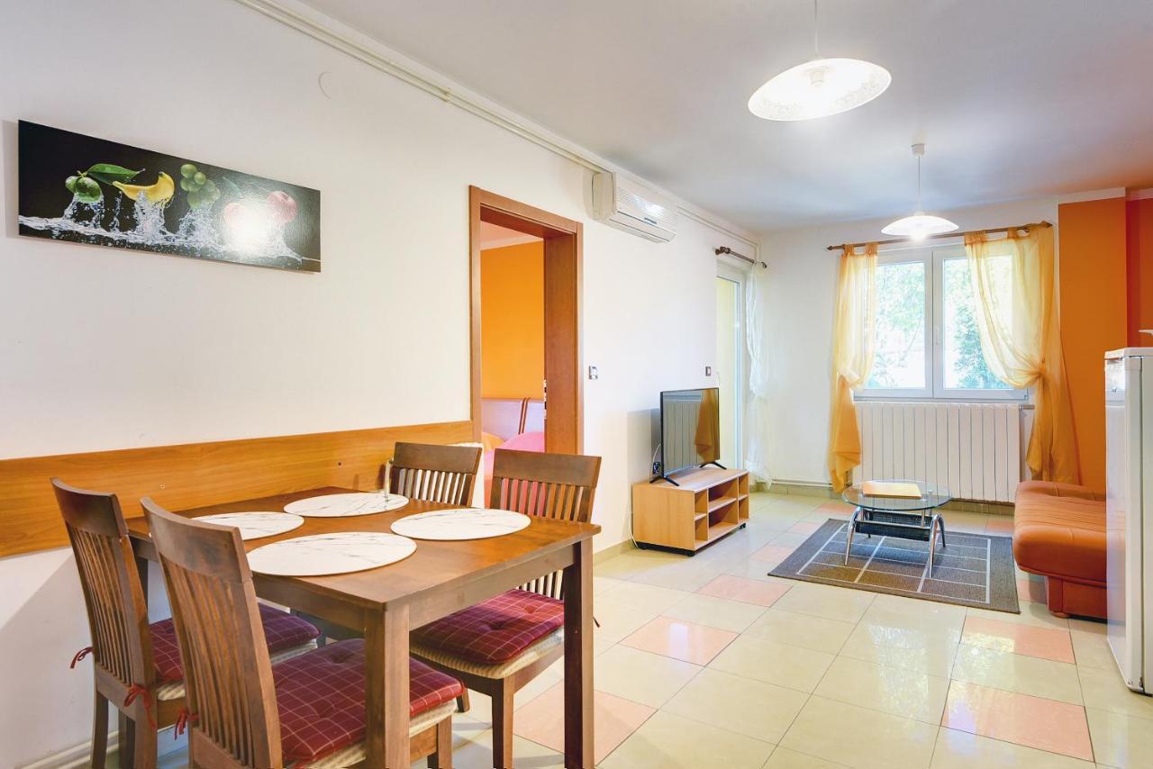 Apartments Universe Пула Екстер'єр фото