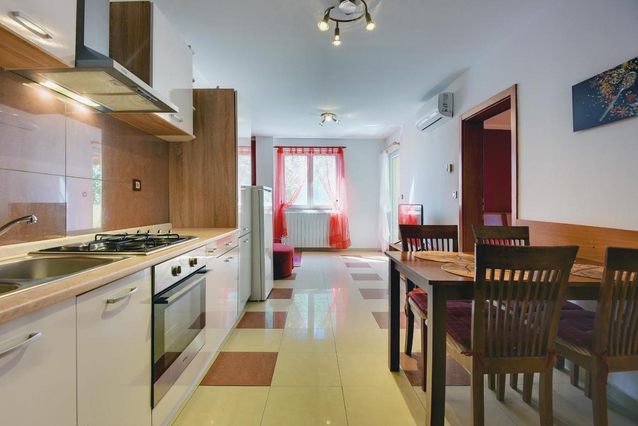 Apartments Universe Пула Екстер'єр фото